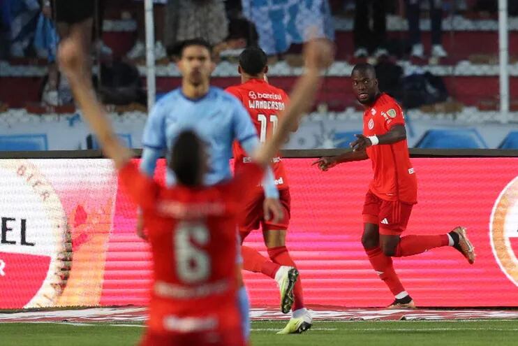 El ecuatoriano Enner Valencia (d), jugador de Internacional, celebra un gol en el partido contra Bolívar por la ida de los cuartos de final de la Copa Libertadores en el estadio Hernando Siles, en La Paz.