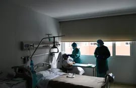 Trabajadores de la salud atienden a un paciente con coronavirus en el Hospital Universitario de Igualada, España.