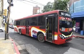 Pese al cobro de subsidios, este bus de la empresa La Lomita registró desperfecto mecánico en la mañana del sábado último.