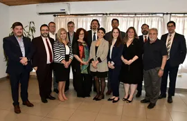 El enviado de Estados Unidos Richard Nephew (centro, con corbata) se reunió con representantes de distintas organizaciones.
