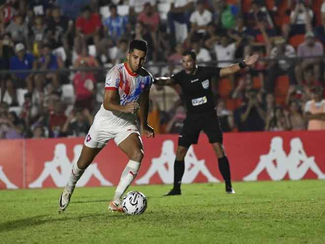 Cecilio Domínguez, jugador de Cerro Porteño, ejecuta un penal en el partido frente a General Caballero por el torneo Apertura 2024 del fútbol paraguayo en el estadio Ka'arendy, en Juan León Mallorquín.