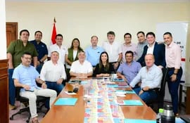 El ministro de Educación, Luis Fernando Ramírez (c), visitó la semana pasada al Consejo de Gobernadores (foto gentileza).