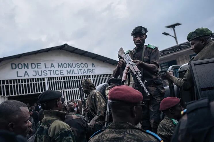 Soldados escoltan a seis militares acusados por las muertes de manifestantes en Goma, República Democrática del Congo.