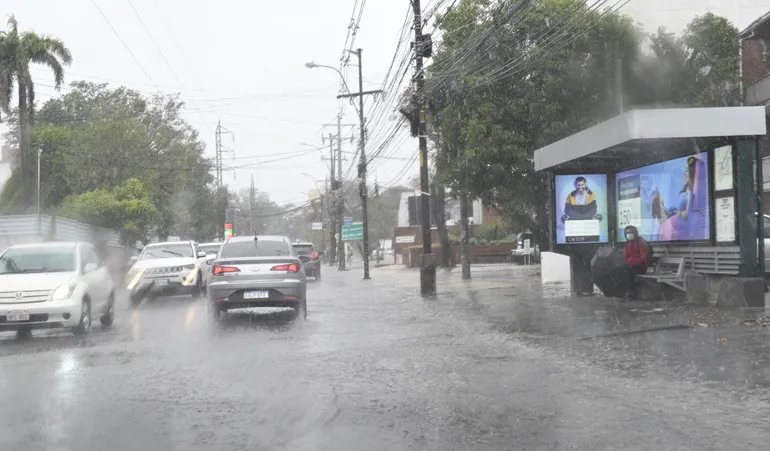 Meteorología emitió alerta de lluvias y tormentas para 14 departamentos.