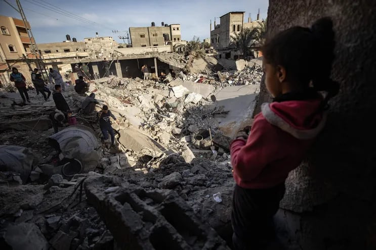 Varias personas entre los escombros de un edificio destruido por bombardeos israelíes, este lunes en Rafah.