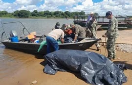 Militares de la Armada Paraguaya, zona de confluencia, encontraron el cuerpo de la turista Silvia Franke (47) quien desapareció ayer en aguas del río Paraná, en la zona de Cerrito, departamento de Ñeembucú.
