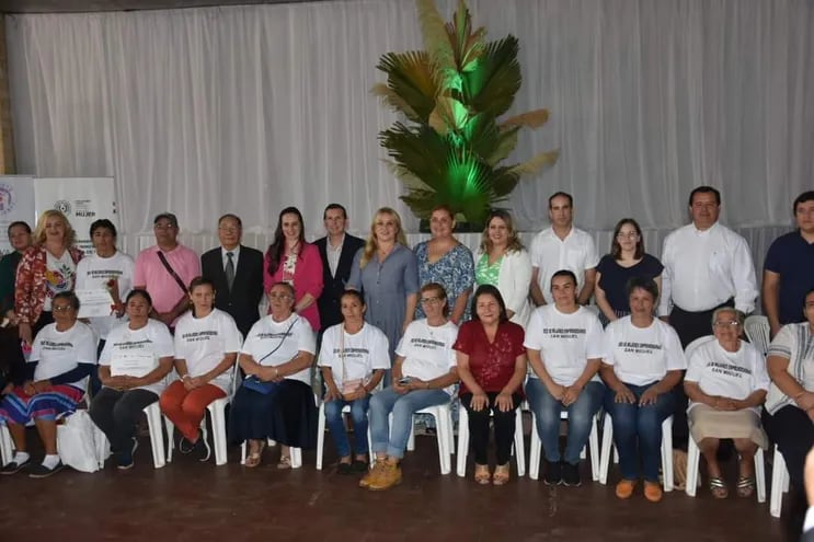 La Mujeres artesanas de la ciudad de San Miguel, Misiones, con las autoridades nacionales y departamentales.