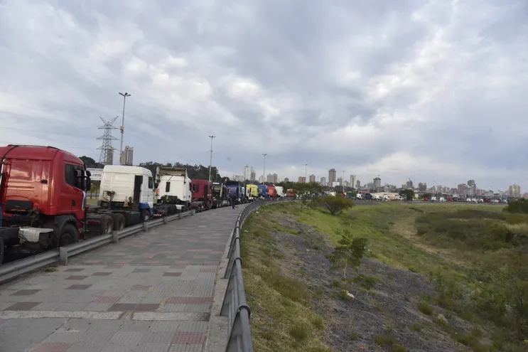 Camioneros apostados en la Costanera de Asunción.