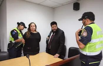 Patricia Samudio es esposa por una agente policial en presencia de su esposo José Costa Perdomo. Ambos están acusados por el caso agua tónica en Petropar.