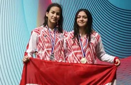 Las nadadoras Cristhiane Añasco (13 años) y Lara Giménez (13) ganaron plata y oro, respectivamente, en  los 50 metros espalda.