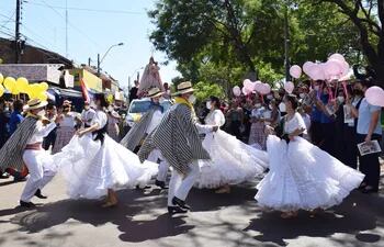 Bailarines desparramaron talento durante la “Bandera jere”. La actividad marcó el inicio de los festejos patronales.