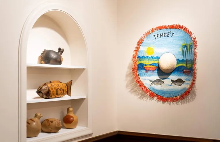 Piezas de cerámica, tallas en madera y un sombrero pintado forman parte de la muestra "Tembe'y- Orilla", en Buenos Aires.
Foto: David Palomino @icebergproducciones