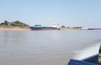 Patrullaje de la Prefectura Naval, en la zona de Vuelta Queso, Km 61 del río Paraguay, donde esperan amarradas y o fondeadas embarcaciones, mientras se draga el paso crítico.