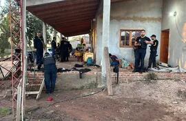 Arsenal incautado tras allanamiento y enfrentamiento en Juan León Mallorquín, Alto Paraná, en busca de asaltantes de bancos.