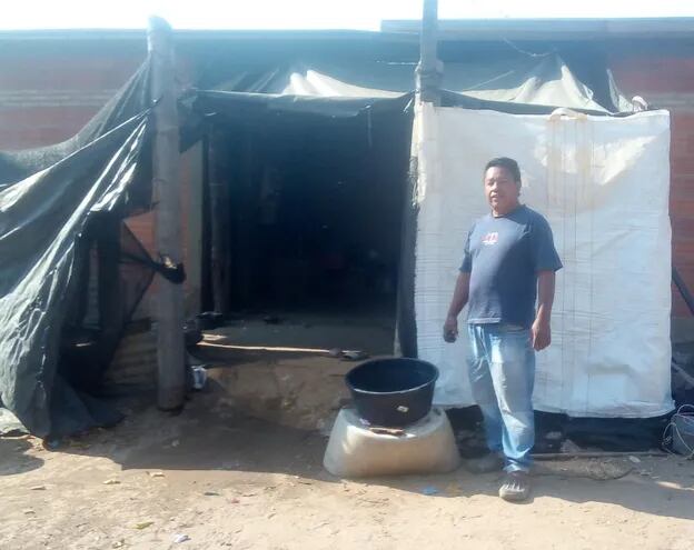 En la foto, Juan Rodríguez, miembro de la comunidad. Los nativos reclaman la falta de asistencia en agua y alimentos.