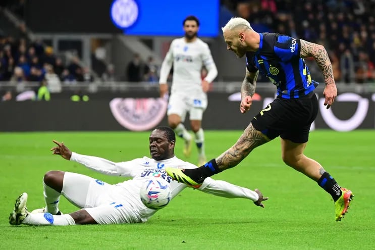 Inter Milan's Italian defender #32 Federico Dimarco (R) tries to score against Empoli's Ghanaian forward #11 Emmanuel Gyasi during the Italian Serie A football match between Inter Milan and Empoli in Milan, on April 1, 2024. (Photo by Piero CRUCIATTI / AFP)