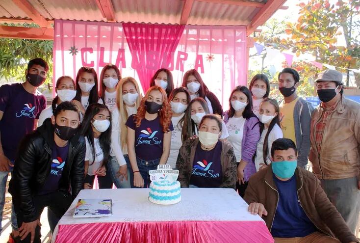 Los jóvenes de JuvenSur junto con las chicas que realizaron el curso intensivo de manicura y pedicura.