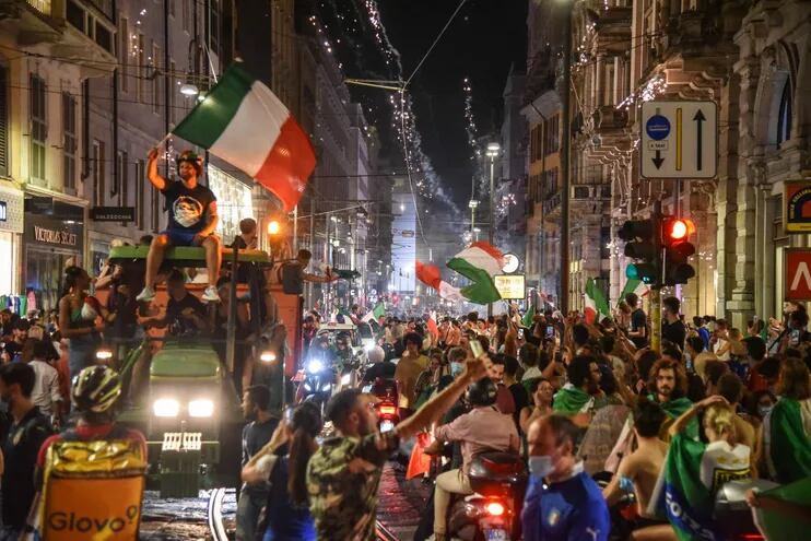 Festejo de los italianos por la obtención de la Eurocopa.