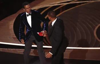 El actor estadounidense Will Smith (a la derecha) da una bofetada al humorista y actor Chris Rock durante la gala de los Oscar, el 27 de marzo.