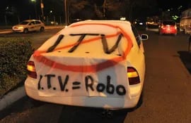 itv-robo-expresa-una-de-las-banderas-de-los-manifestantes--233533000000-561992.JPG