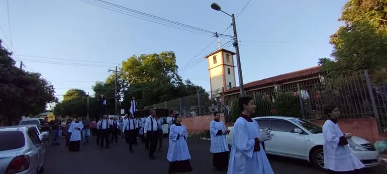 La procesión del silencio se realizó por las calles adyacentes a la parroquia Virgen del Carmen.