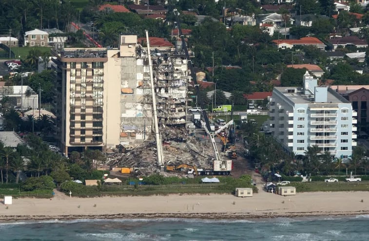 Una vista aérea del edificio de condominios de 12 pisos que se derrumbó parcialmente en Surfside, Florida, EE. UU., 27 de junio de 2021. El edificio se derrumbó parcialmente a principios del 24 de junio de 2021.