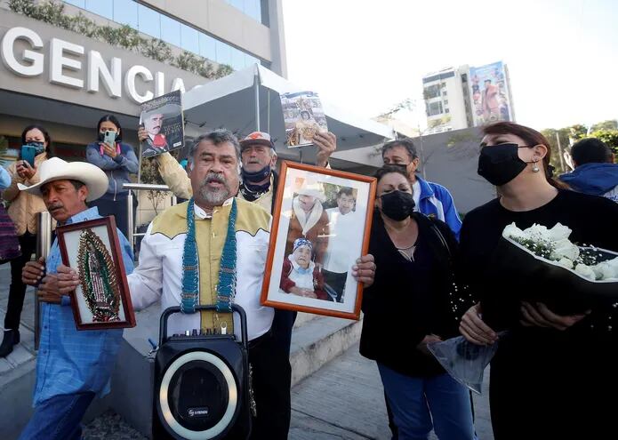Seguidores cantan afuera del hospital donde falleció el cantante mexicano Vicente Fernández hoy, en la ciudad de Guadalajara, en el occidental estado de Jalisco (México).