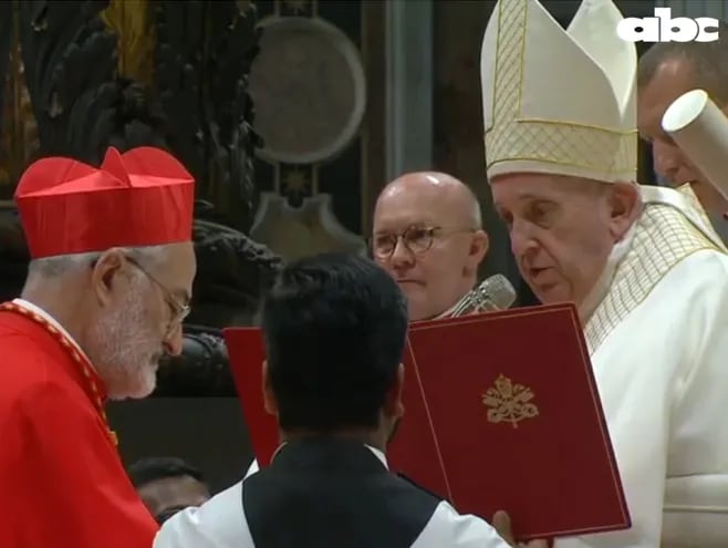 El paraguayo nacionalizado Cristóbal López recibió hoy su birreta púrpura  cardenalicia en un consistorio en el Vaticano.