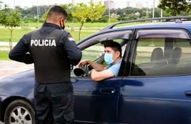 Militares y policías controlando a las personas que circulan por la avenida Costanera de Asunción, en el marco de las medidas sanitarias establecidas por la pandemia del nuevo coronavirus.