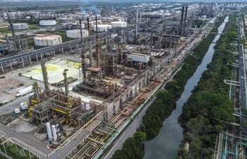 Fotografía aérea tomada con un dron que muestra la refinería de Petrobras en Duque de Caxias (REDUC), hoy, en Río de Janeiro (Brasil).