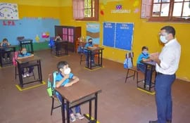 Seis niños del primer grado fueron a estudiar ayer a la escuela Ramón Indalecio Cardozo, de Villarrica.
