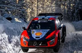 Imponente salto del Hyundai i20 N a los mandos de  Esapekka Lappi y Janne Ferm. Al rally sueco le queda un día más de emociones.