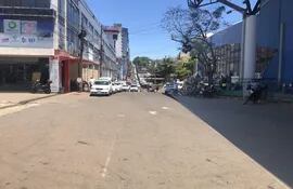 La avenida Monseñor Rodríguez, en el microcentro de Ciudad del Este, estaba vacía alrededor del mediodía de este miércoles.