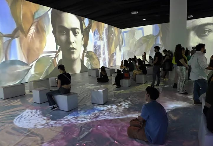 Imagen de la sala inmersiva donde se puede observar un montaje audiovisual en torno a Frida Kahlo.