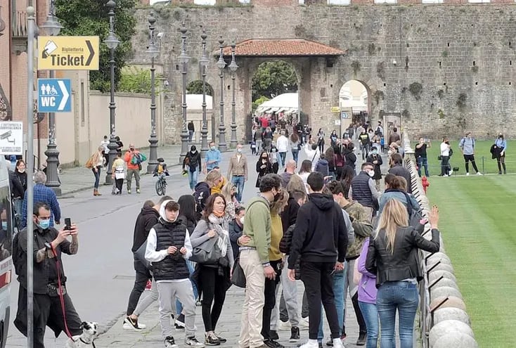 turistas se reúnen en la plaza Miracle y la torre inclinada de Pisa el 01 de mayo, día de la reapertura del Museo Nacional y otras actividades después de la segunda ola de la pandemia del coronavirus Covid-19 , en Pisa, Italia.