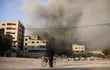 Un hombre mira una columna de humo después del bombardeo israelí en el barrio de Al-Daraj en la ciudad de Gaza el 16 de abril de 2024, en medio de las batallas en curso entre Israel y el movimiento palestino Hamas.