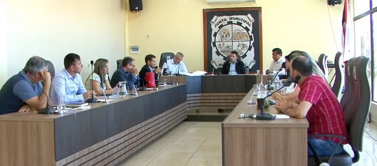 Los concejales municipales en la sesión de la Junta de Minga Guazú.