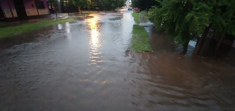 La intensa lluvia inundó rápidamente las calles y avenidas de Coronel Oviedo
