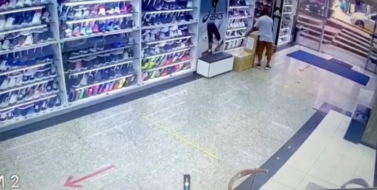 Las cámaras captaron el momento en que el hombre se apoderaba de la caja de calzados.