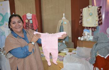 Norma Medina exhibe una ropa de criatura elaborada en forma artesnal en San Miguel, Misiones.
