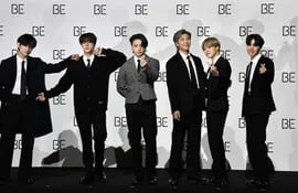 La banda de música pop BTS. Sus miembros deberán cumplir con el servicio militar obligatorio. (AFP)