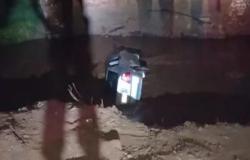 Sacan vehículo que cayó a arroyo, tras falta de puente que se derrumbó por el sismo