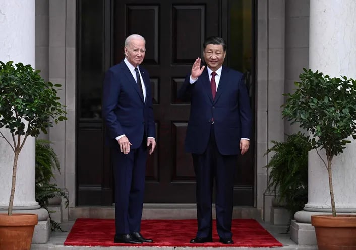El presidente estadounidense, Joe Biden, saluda al presidente chino, Xi Jinping, antes de una reunión durante la semana de líderes del Foro de Cooperación Económica Asia-Pacífico (APEC) en Woodside, California.