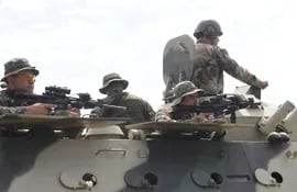 militares-toman-posiciones-en-una-tanqueta-en-las-inmediaciones-del-campamento-que-funciona-a-cargo-de-la-cuarta-division-de-infanteria--222027000000-591746.jpg