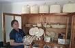 Aida Romero, artesana ishir, exhibe parte de los variados productos que elaboran en la comunidad Virgen Santísima en Fuerte Olimpo.