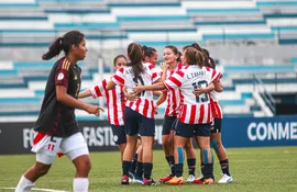Las jugadores de la selección paraguaya femenina Sub 20 celebran un gol en el partido ante Perú por la tercera fecha del Sudamericano Femenino Sub 20 en el estadio Modelo Alberto Spencer, en Guayaquil, Ecuador.