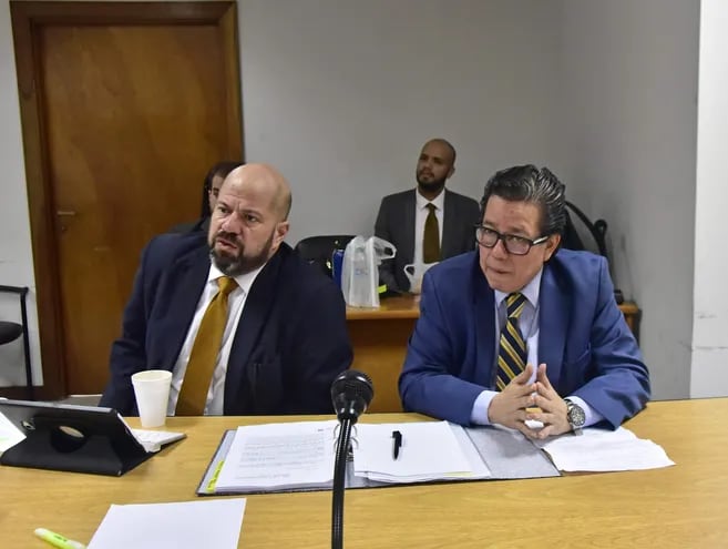 Dr. José Enrique García, acusado por el caso Ivesur, y el abogado Álvaro Arias, durante la presentación de los incidentes de la defensa.