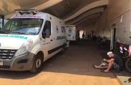 Las ambulancias en el Pabellón de Emergencias Médicas del Hospital Regional de Ciudad del Este en este 1 de enero.