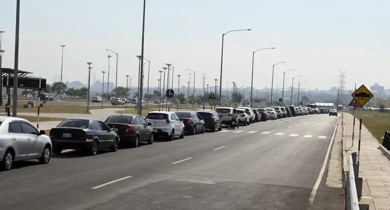 Una larga fila de automóvilistas se forman en la Costanera de Asunción para poder realizarse la prueba contra el covid-19.