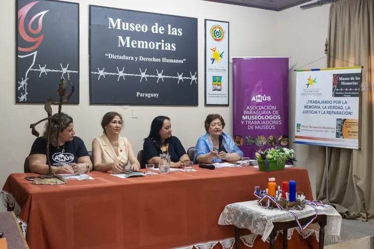 Laura González Soria, coordinadora del congreso; Alicia Elías, presidenta de Amus; Silvia Rey, directora académica del congreso, y la Prof. María Stella Cáceres, directora del Museo de las Memorias.